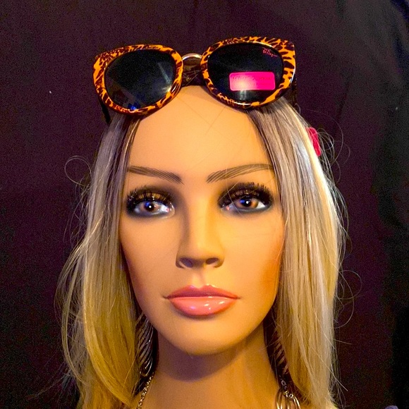 Betsey Johnson sunglasses, NWT, leopard print/design, 100% UV PROTECTION. - Picture 11 of 16